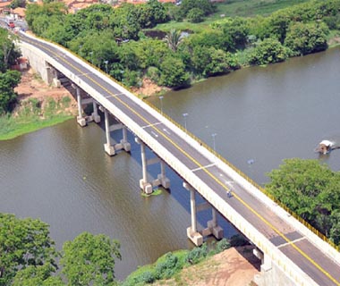 Para fugir de tiros, jovem pula da Ponte do Mocambinho
