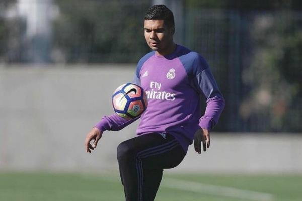 Casemiro retornou recentemente ao Real Madrid ap&oacute;s um per&iacute;odo afastado por les&atilde;o.(Imagem:Reprodu&ccedil;&atilde;o/Twitter)