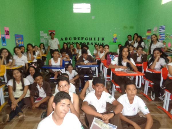 Escola Pequeno Príncipe recebe representantes da Editora Sophos