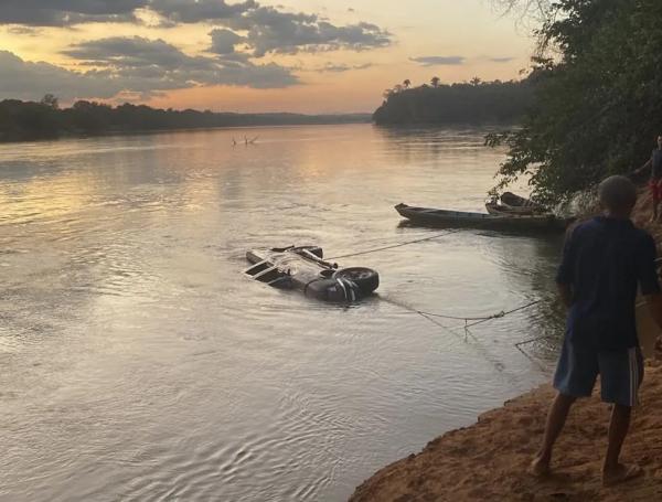 Carro cai de balsa em rio e motorista sai pela janela durante travessia do Maranhão para o Piauí