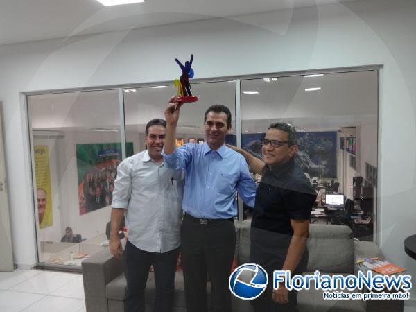 Prefeito Gilberto J&uacute;nior recebeu o trof&eacute;u de Melhor Carnaval do Piau&iacute;.(Imagem:FlorianoNews)