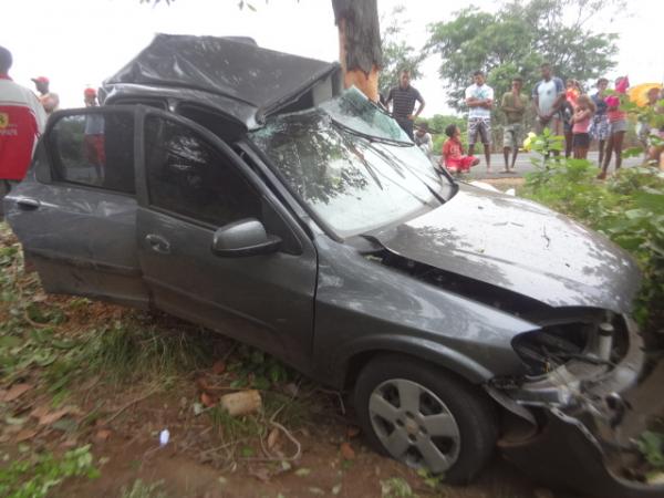 Ve&iacute;culo sai da pista, colide em &aacute;rvore e deixa duas pessoas mortas na BR-343.(Imagem:FlorianoNews)