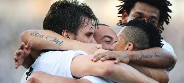 Paulo Andr&eacute; comemora seu gol com os colegas de time.(Imagem:Marcos Ribolli / Globoesporte.com)