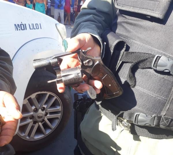 Suspeito de assalto erra tiro e acerta a si mesmo durante luta corporal com a vítima, diz polícia
