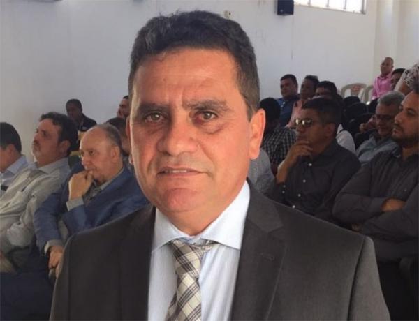Prefeito do interior do PI sofre atentado na porta de sua residência