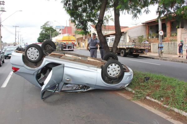 Carro capota e deixa uma pessoa ferida na Zona Norte de Teresina