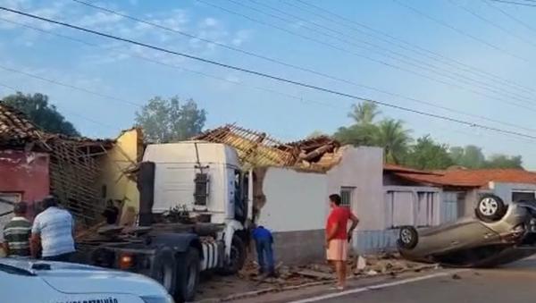  Carreta invade casa e bate em carro em acidente em Manoel Em&iacute;dio no Piau&iacute;.(Imagem:Reprodu&ccedil;&atilde;o)