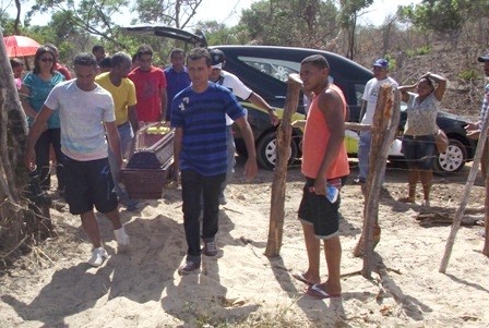 Sob aplausos da família, Edson Piauí é sepultado na zona rural de Floriano
