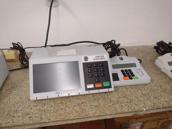 Processo de carga e lacre das urnas eletrônicas é realizado no Cartório Eleitoral de Floriano