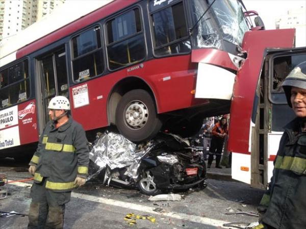 Ônibus esmaga carro em avenida de SP deixando 2 mortos e 8 feridos