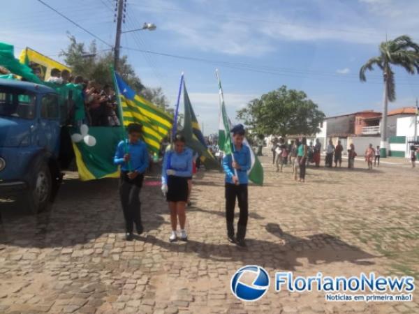 Cerim&ocirc;nia c&iacute;vica marca anivers&aacute;rio de S&atilde;o Francisco do Piau&iacute;.(Imagem:FlorianoNews)