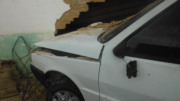 Motorista perde controle de autom&oacute;vel e colide frontalmente com muro(Imagem:FlorianoNews)