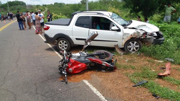 Duas pessoas morrem em colisão frontal entre carro e motocicleta em rodovia do Piauí