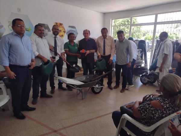 Floriano investe na agricultura familiar com a entrega de Kits de Horticultura para horticultores