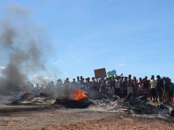 Moradores do povoado cobram coloca&ccedil;&atilde;o de lombadas no local.(Imagem:Ellyo Teixeira/G1)