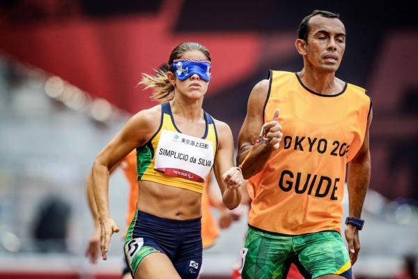 Thalita Simplício é prata nos 400m T11 e Julyana da Silva leva o bronze no disco F57