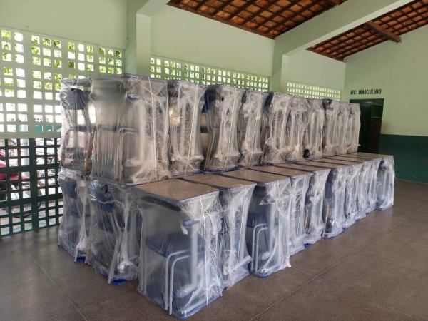 Seduc entrega novos equipamentos e mobiliários para escolas em Oeiras e Teresina