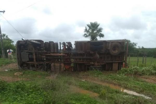 Caminhão munck da Eletrobras tomba em rotatória na zona rural de Floriano