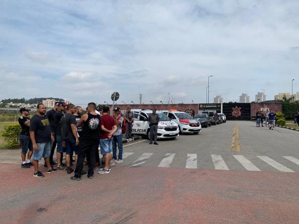 Torcedores protestam na porta do CT do Corinthians; diretoria recebe grupo para conversa