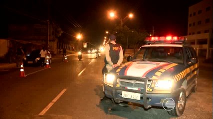 Polícia monta barreiras para localizar veículos roubados em Teresina