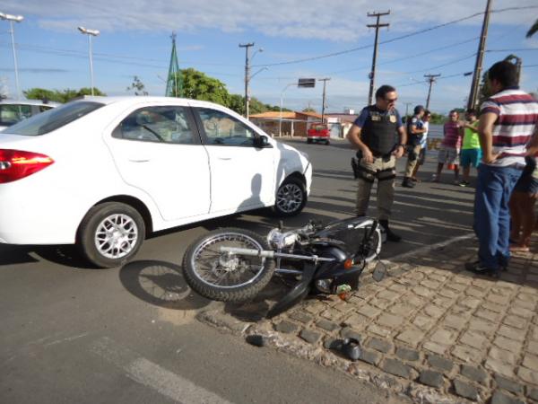 Acidente de tr&acirc;nsito deixa duas pessoas feridas em Floriano.(Imagem:FlorianoNews)
