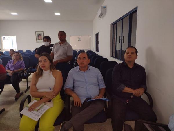 Prefeito Ant&ocirc;nio Reis re&uacute;ne equipe de secret&aacute;rios para alinhar metas e apresentar projetos em reuni&atilde;o no audit&oacute;rio da educa&ccedil;&atilde;o.(Imagem:FlorianoNews)