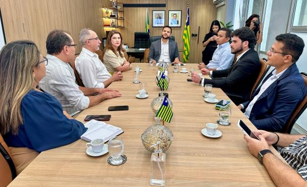  Deputado Dr. Francisco Costa participa de reuni&atilde;o para cess&atilde;o de escola &agrave; UFPI em Floriano(Imagem:Reprodu&ccedil;&atilde;o/Instagram)