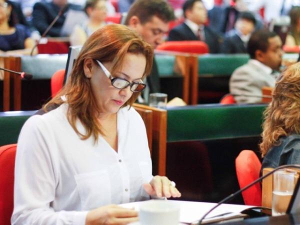Juliana Moraes Souza reclama de descaso do governo com Parnaíba
