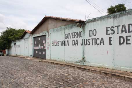 Detentos cavam buraco e oito presos fogem da Casa de Custódia na capital
