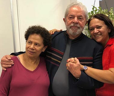 Lula deve se entregar hoje após missa para Marisa Letícia