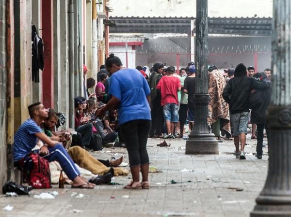 Usu&aacute;rios de crack reunidos no centro de S&atilde;o Paulo em imagem de janeiro.(Imagem: Yasuyoshi Chiba/AFP)