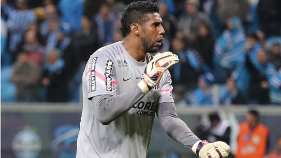 Torcedora que ofendeu Aranha não verá Grêmio x Santos: "Traumatizada"