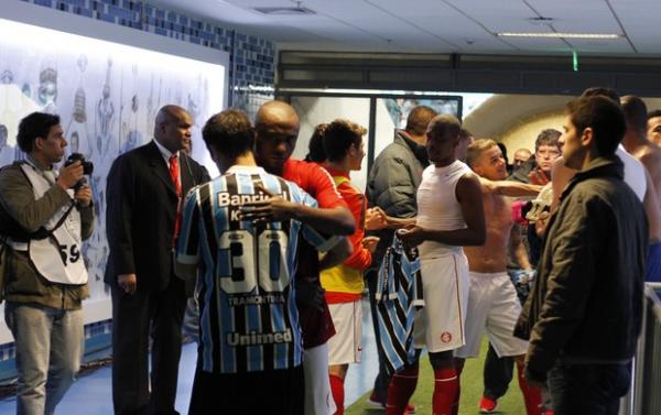 Jogadores de Gr&ecirc;mio e Inter-RS se confraternizam ap&oacute;s o cl&aacute;ssico na Arena.(Imagem: Diego Guichard / GLOBOESPORTE.COM)
