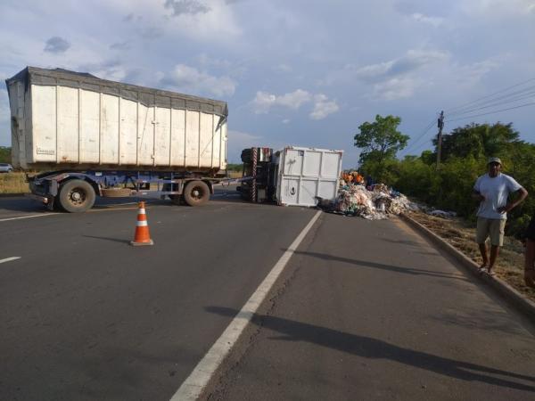 Caminhão carregado de lixo hospitalar tomba e deixa dois feridos na BR-316 em Teresina