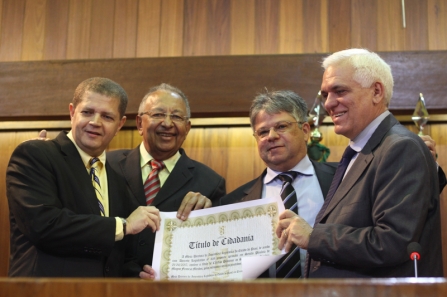 Cirurgião Evandro Mendes recebe cidadania piauiense