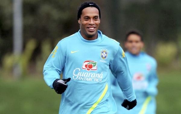 Ronaldinho Ga&uacute;cho sorri em seu retorno &agrave; Sele&ccedil;&atilde;o.(Imagem:Ag&ecirc;ncia EFE)