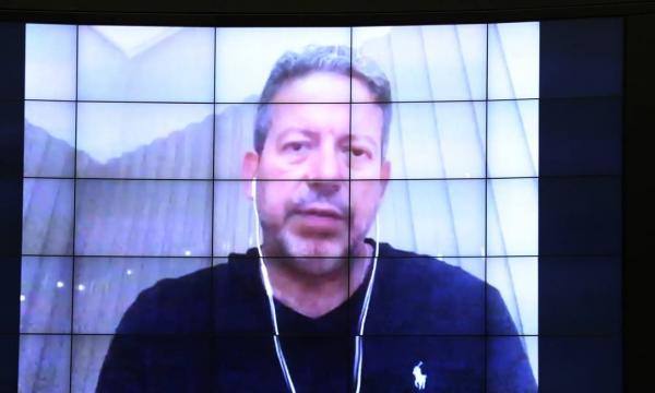 Bolsonaro anuncia terça-feira prorrogação do auxílio emergencial, diz líder do centrão