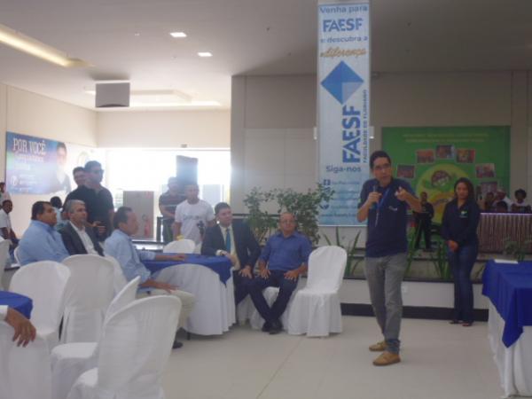 Caf&eacute; da manh&atilde; e visita &agrave;s instala&ccedil;&otilde;es marcam inaugura&ccedil;&atilde;o do Floriano Shopping.(Imagem:FlorianoNews)