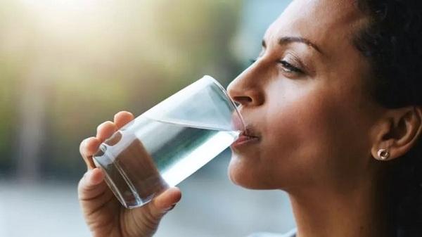  Especialistas recomendam que, caso voc&ecirc; desista de beber refrigerante, a &aacute;gua ainda &eacute; a bebida mais saud&aacute;vel.(Imagem:Getty Images)