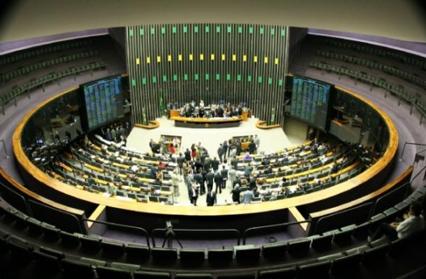 Câmara elege membros de comissão que analisará impeachment de Dilma