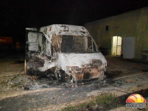 Ambul&acirc;ncia pega fogo em estacionamento de hospital no Piau&iacute;.(Imagem:180graus)