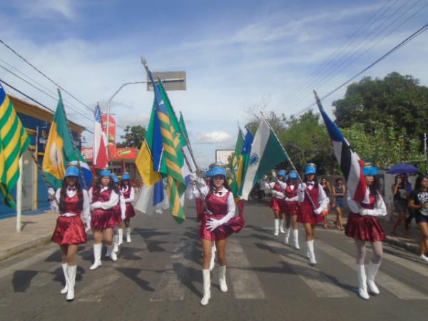 Desfile cívico marca o aniversário de 60 anos do Ginásio Primeiro de Maio