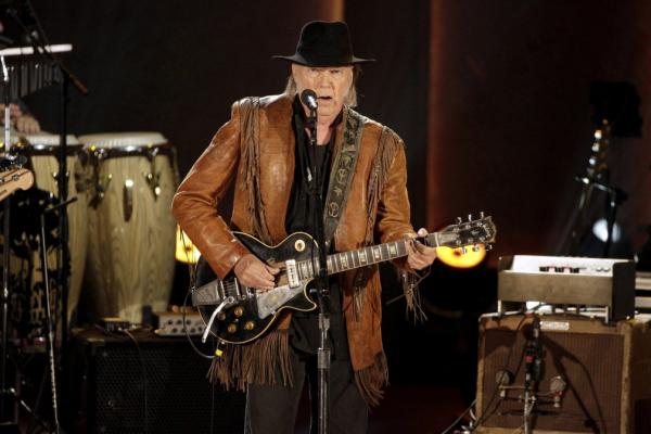 Neil Young diz para Spotify remover suas músicas se não apagar podcast antivacina