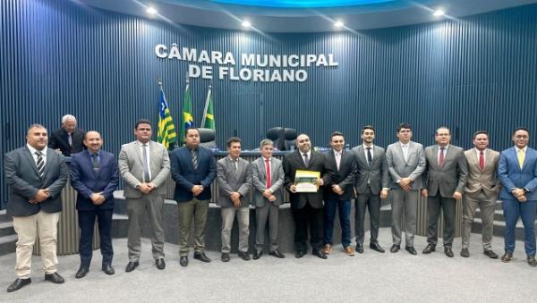 Câmara Municipal homenageia cientista florianense com o diploma do Mérito Legislativo