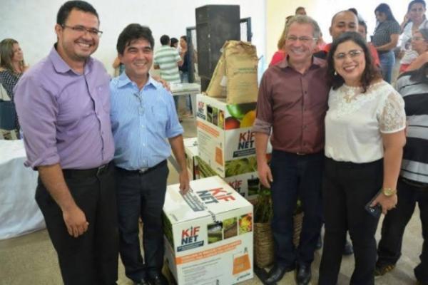 Prefeita recebe 81 kits de irriga&ccedil;&atilde;o e mais 5 kits que podem irrigar, cada um, uma &aacute;rea de 1,8 hectares.(Imagem:Ascom SDR)