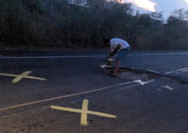 Segundo morador, trecho da PI-141 entre Canto do Buriti e Eliseu Martins est&aacute; cheio de buracos.(Imagem: Arquivo pessoal/Wilson Ferreira)
