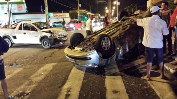 Carro capota após colisão e deixa dois feridos na Zona Sul de Teresina