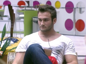 Wesley é 'entrevistado' pelos brothers na sala