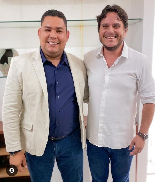 Vereador Carlos Eduardo e o acessor do governo, John Wallace(Imagem:Reprodu&ccedil;&atilde;o)