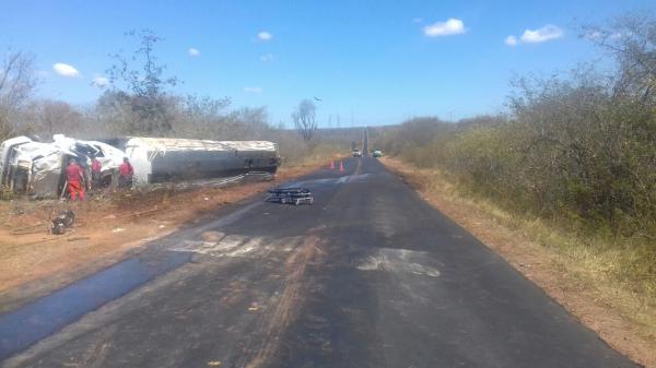 Carreta de transporte de produtos perigosos(Imagem:Divulga&ccedil;&atilde;o/PRF)